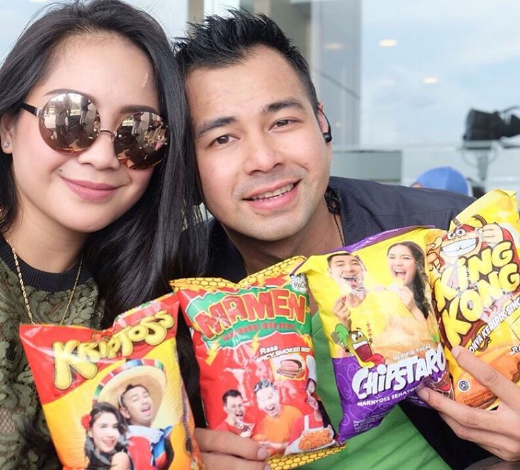 Tren bisnis baru, 7 seleb ini kini tekuni jualan keripik kekinian