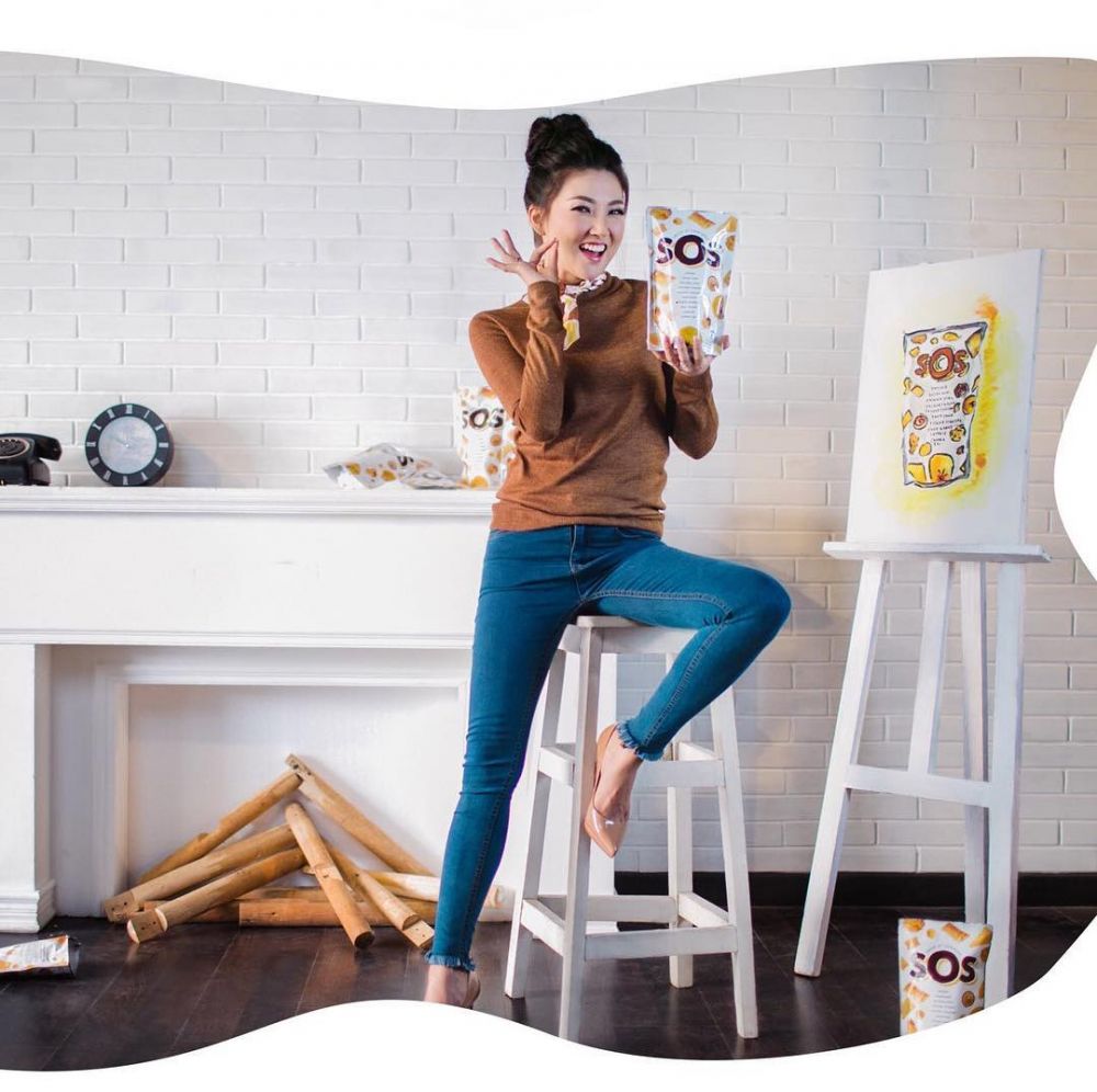 Tren bisnis baru, 7 seleb ini kini tekuni jualan keripik kekinian