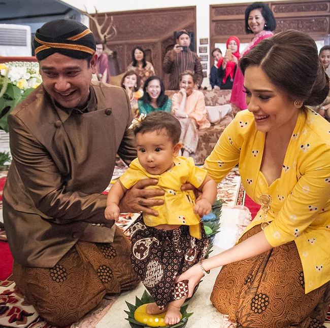 Jarang terekspos, begini 10 momen mesra Yasmine Wildblood dan suaminya