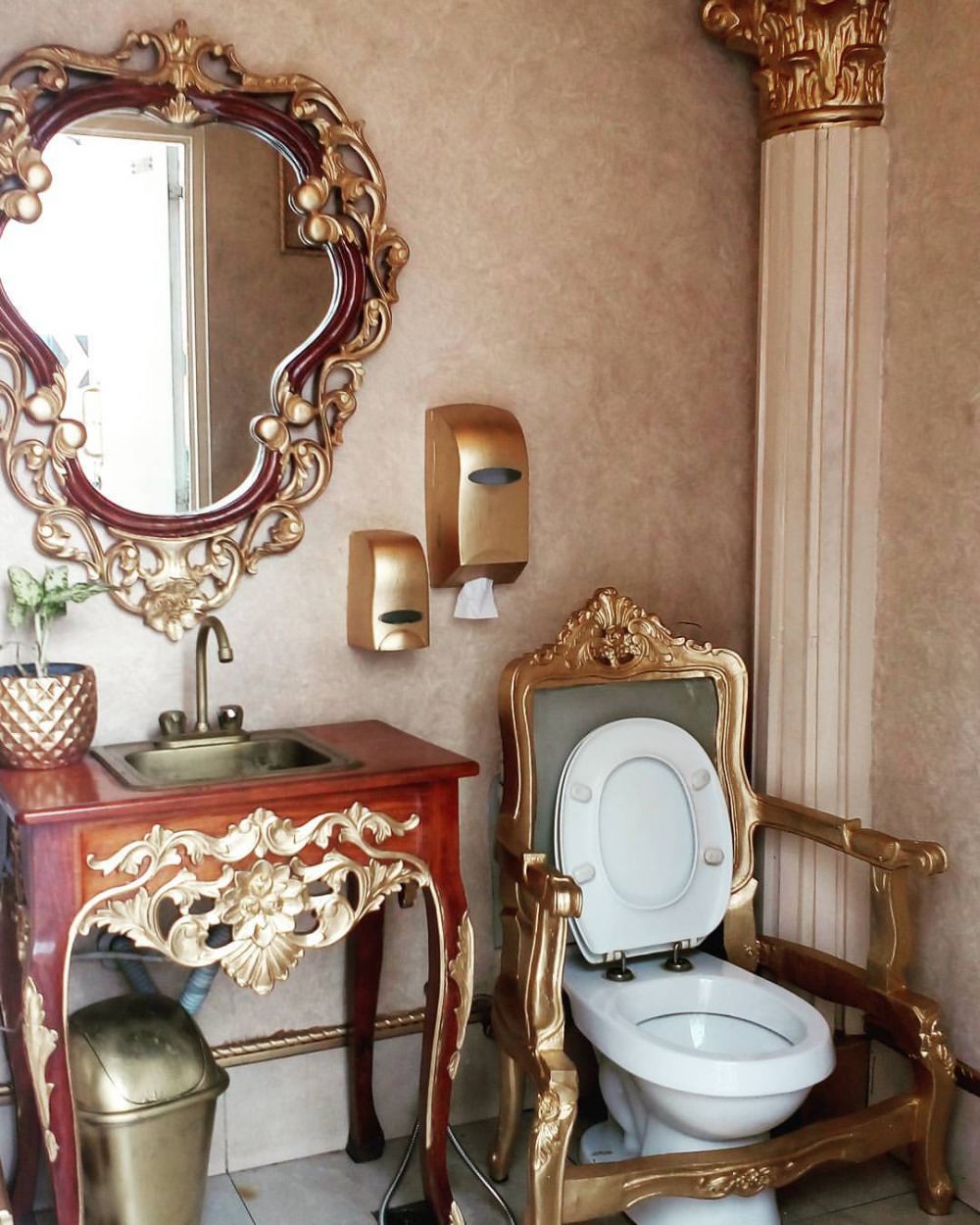 Унитаз трон. Унитаз трон Herbeau. Королевский унитаз трон. Шикарный туалет. Красивые туалетные комнаты.