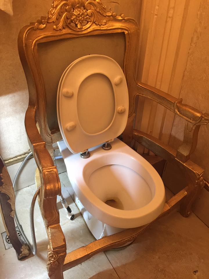 Nggak kamu sangka, 10 penampakan toilet di SPBU ini mirip istana