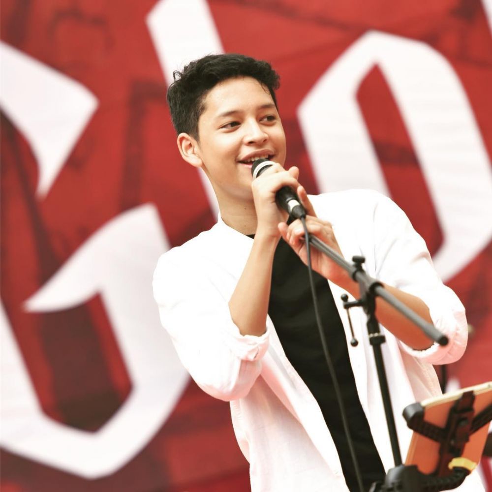 10 Gaya Adikara Fardy teman duet Melly Goeslaw di Eiffel I'm In Love 2