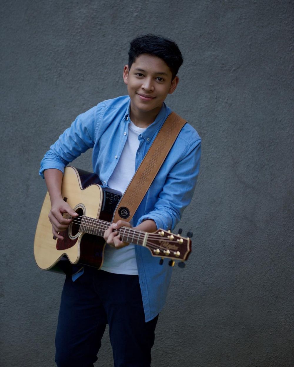 10 Gaya Adikara Fardy teman duet Melly Goeslaw di Eiffel I'm In Love 2