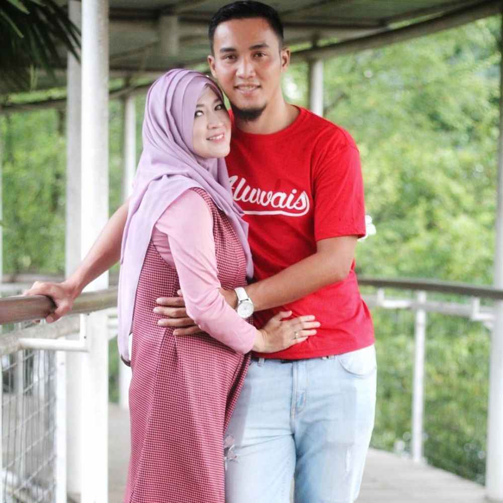 10 Potret mesra Okie Agustina & suami, kisah harmonisnya bikin salut!