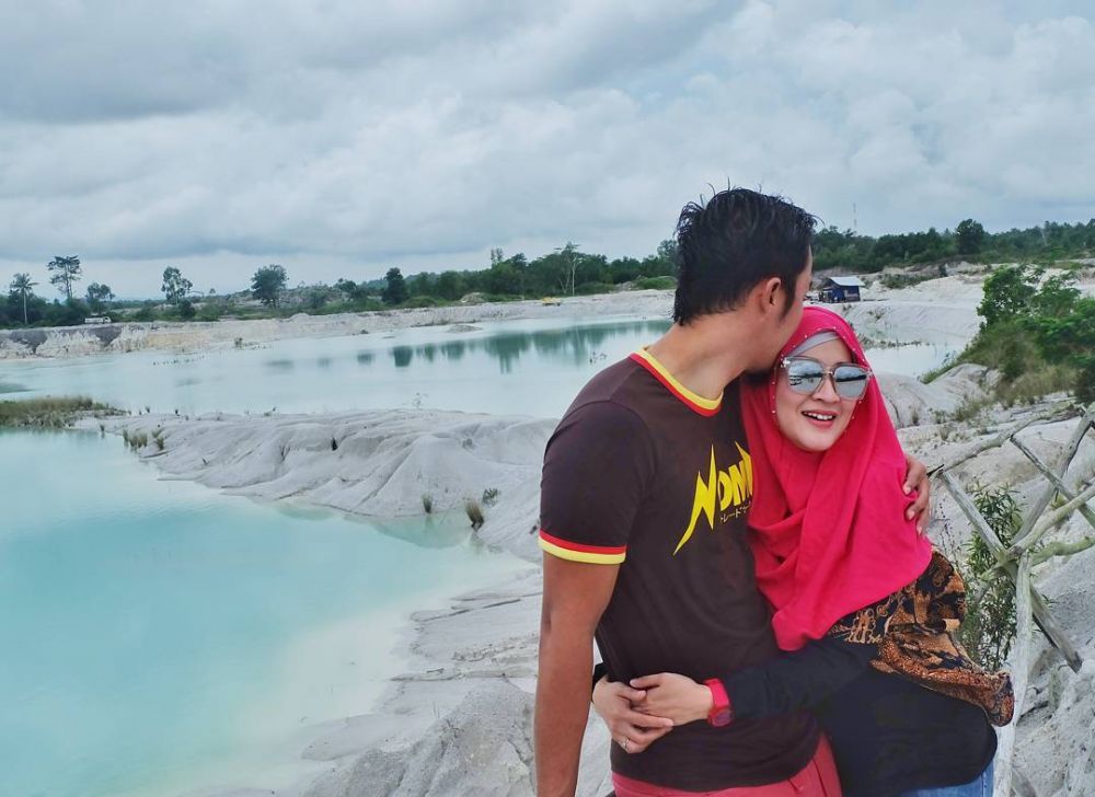 10 Potret mesra Okie Agustina & suami, kisah harmonisnya bikin salut!