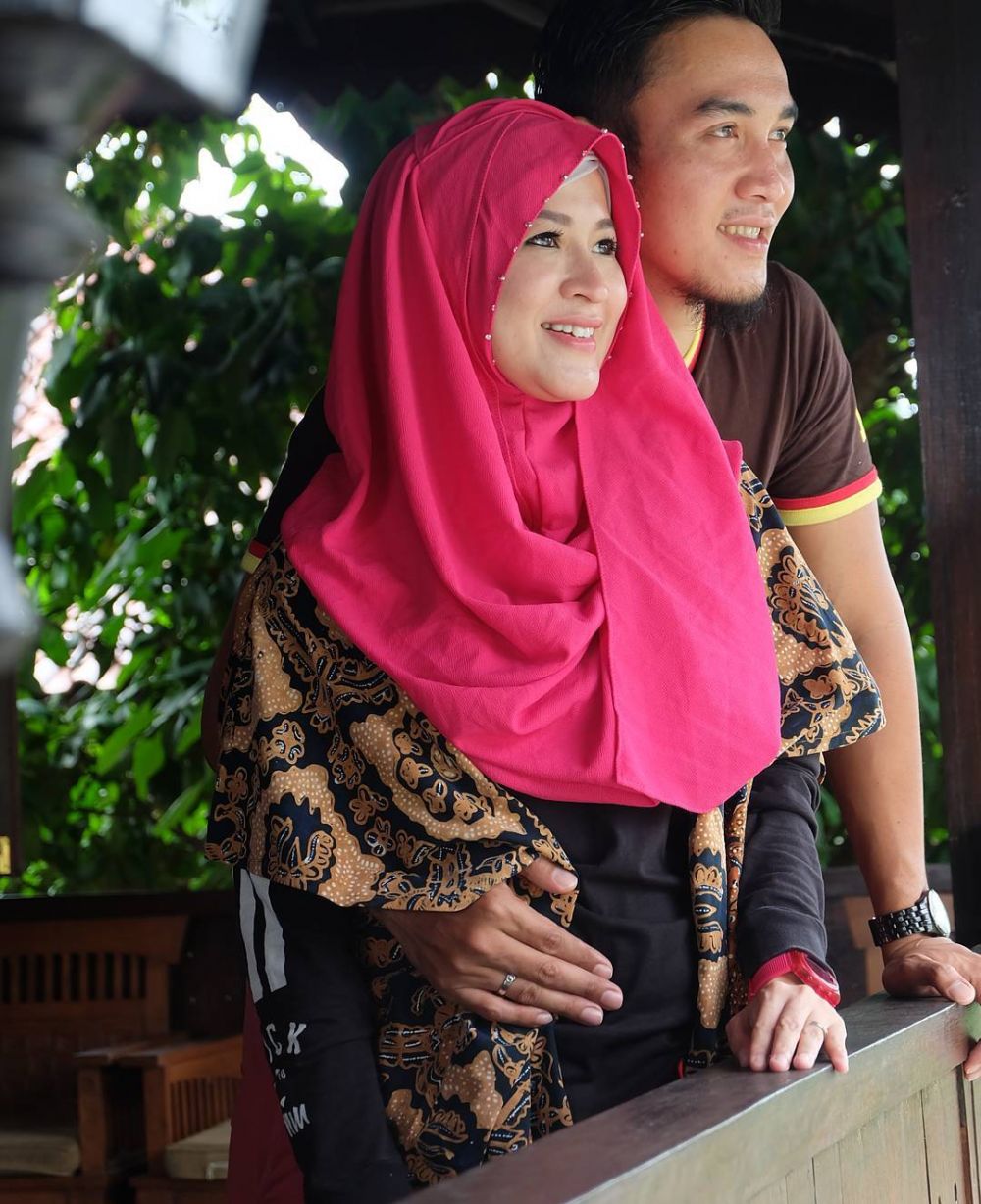 10 Potret mesra Okie Agustina & suami, kisah harmonisnya bikin salut!