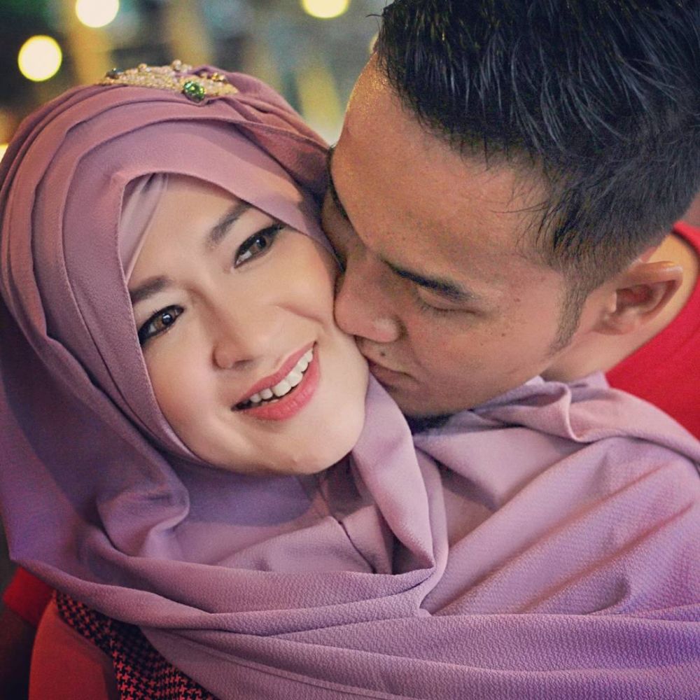 10 Potret mesra Okie Agustina & suami, kisah harmonisnya bikin salut!