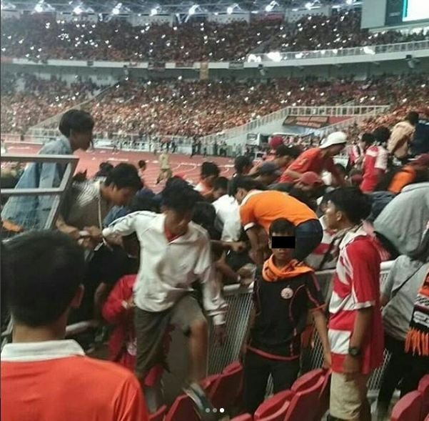 10 Aksi anarkis suporter rusak SUGBK saat final Piala Presiden, miris