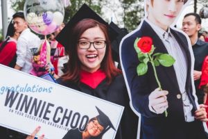 Pengen pendamping wisudanya Idol Korea, cewek ini dapat kejutan unik