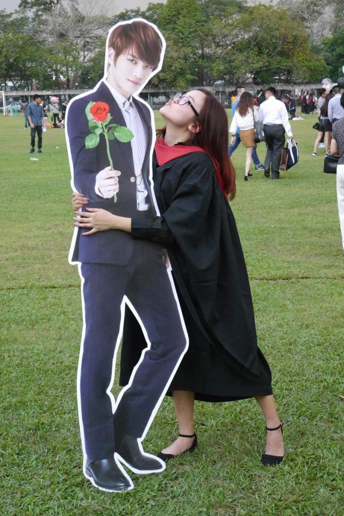 Pengen pendamping wisudanya Idol Korea, cewek ini dapat kejutan unik