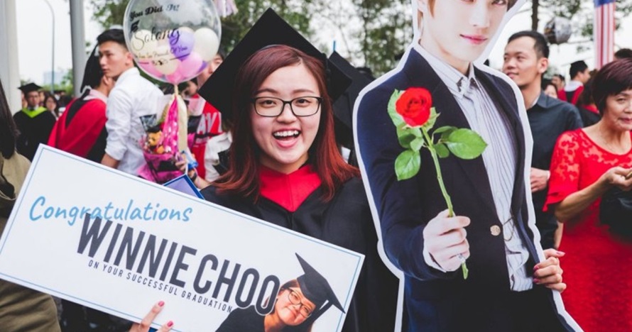 Pengen pendamping wisudanya Idol Korea, cewek ini dapat kejutan unik