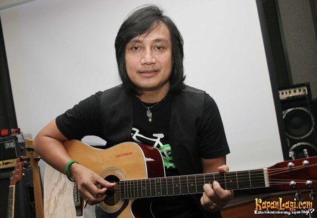 7 Penyanyi Tanah Air ini cedera saat manggung, ada yang patah tulang