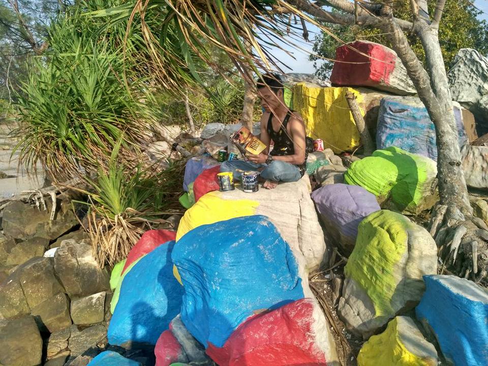 Bebatuan Pantai Tanjung Siambak dicat warna warni ini tuai hujatan