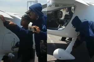 Momen haru siswa tuna netra meraba bentuk pesawat di Jogja Air Show