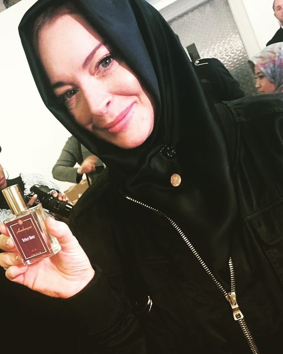 Curi perhatian lagi, begini 10 pesona Lindsay Lohan saat pakai hijab