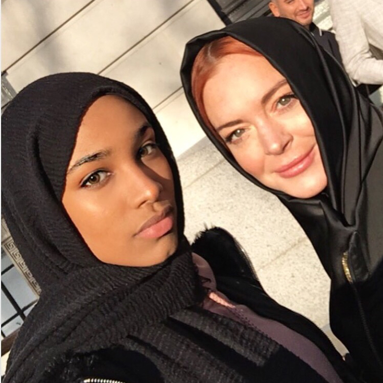Curi perhatian lagi, begini 10 pesona Lindsay Lohan saat pakai hijab