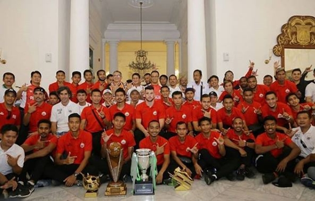 10 Gaya Anies Baswedan rayakan kemenangan Persija, penuh sukacita