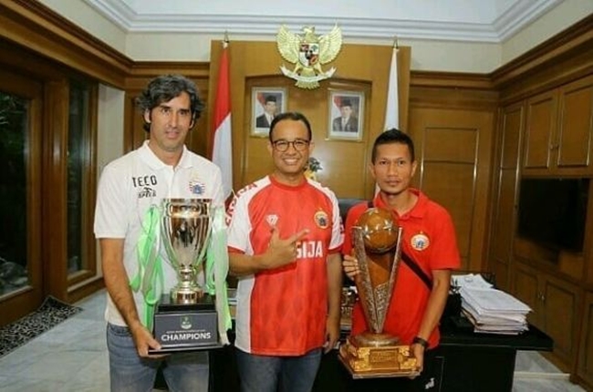 10 Gaya Anies Baswedan rayakan kemenangan Persija, penuh sukacita