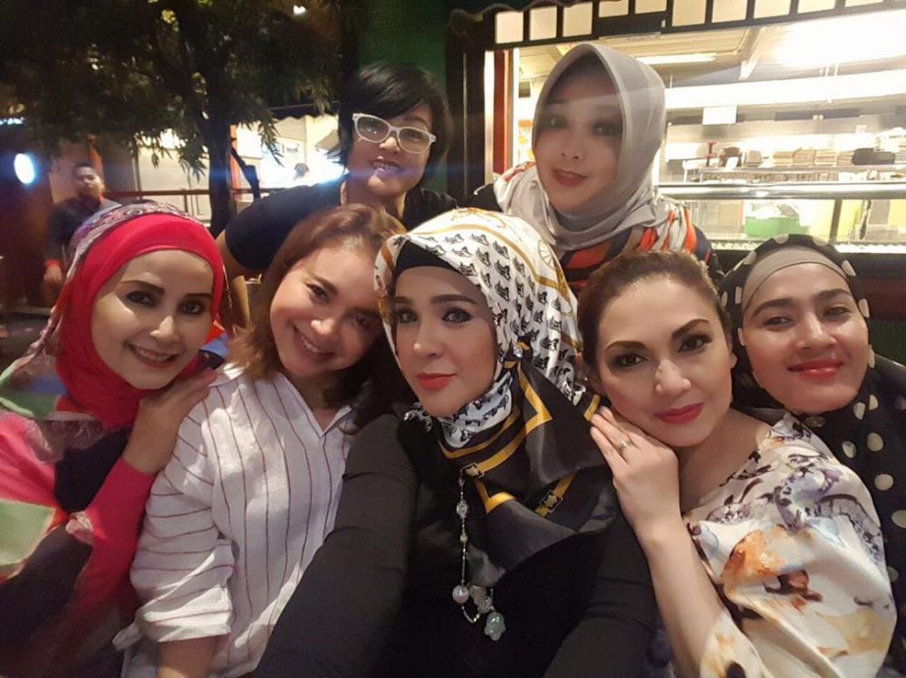 10 Potret Fitria Elvy, anak Elvy Sukaesih yang cantiknya bak barbie