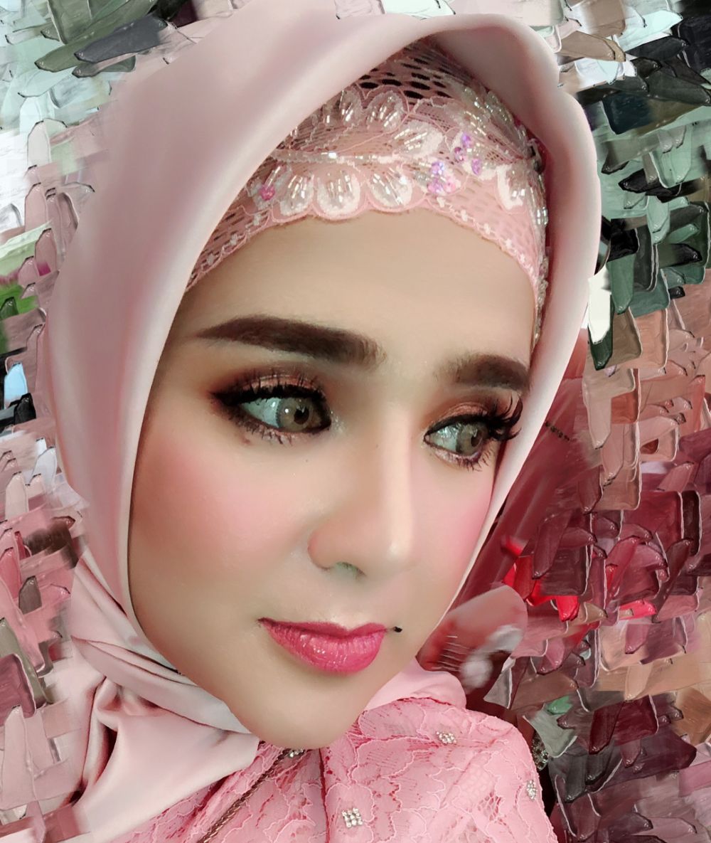 10 Potret Fitria Elvy, anak Elvy Sukaesih yang cantiknya bak barbie