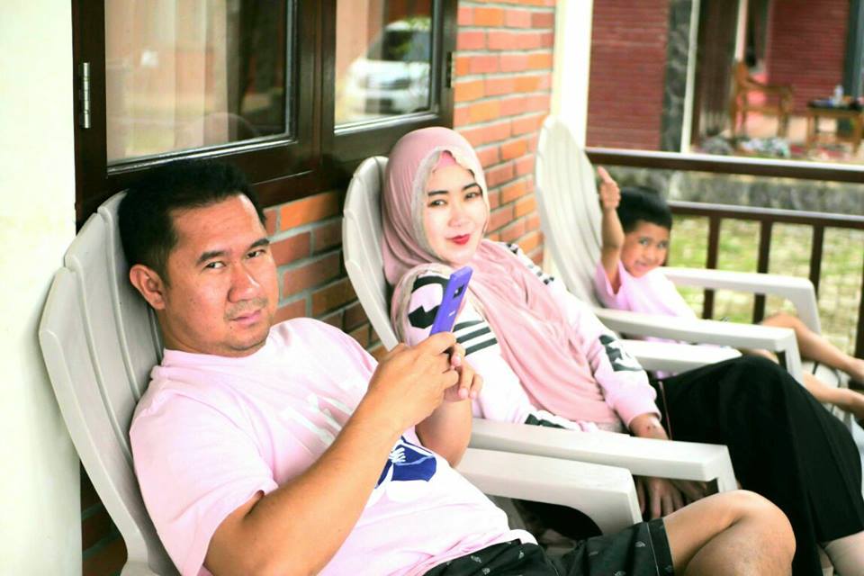 10 Gaya cetar Bu Dendy, istri sah yang hujani duit ke pelakor