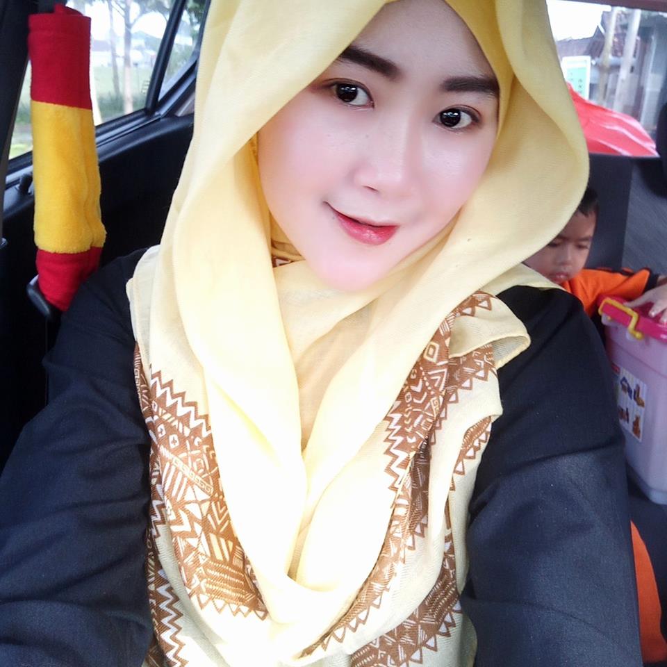 10 Gaya cetar Bu Dendy, istri sah yang hujani duit ke pelakor