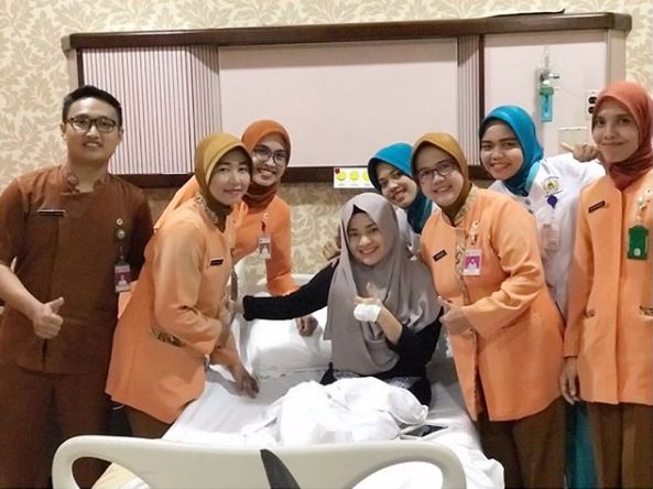 4 Potret Ikke Nurjanah terbaring di rumah sakit, tampak lemas