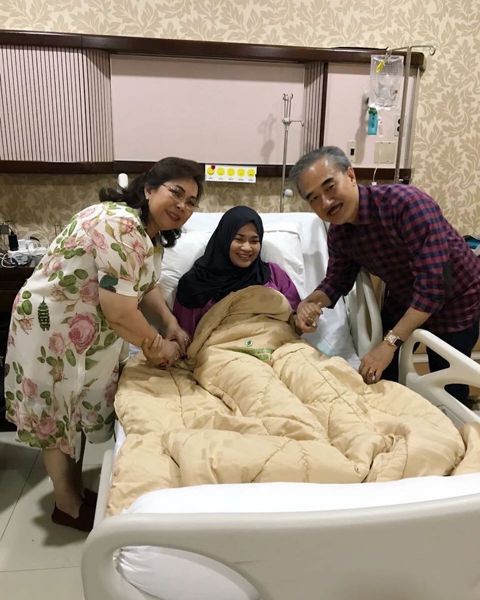 4 Potret Ikke Nurjanah terbaring di rumah sakit, tampak lemas