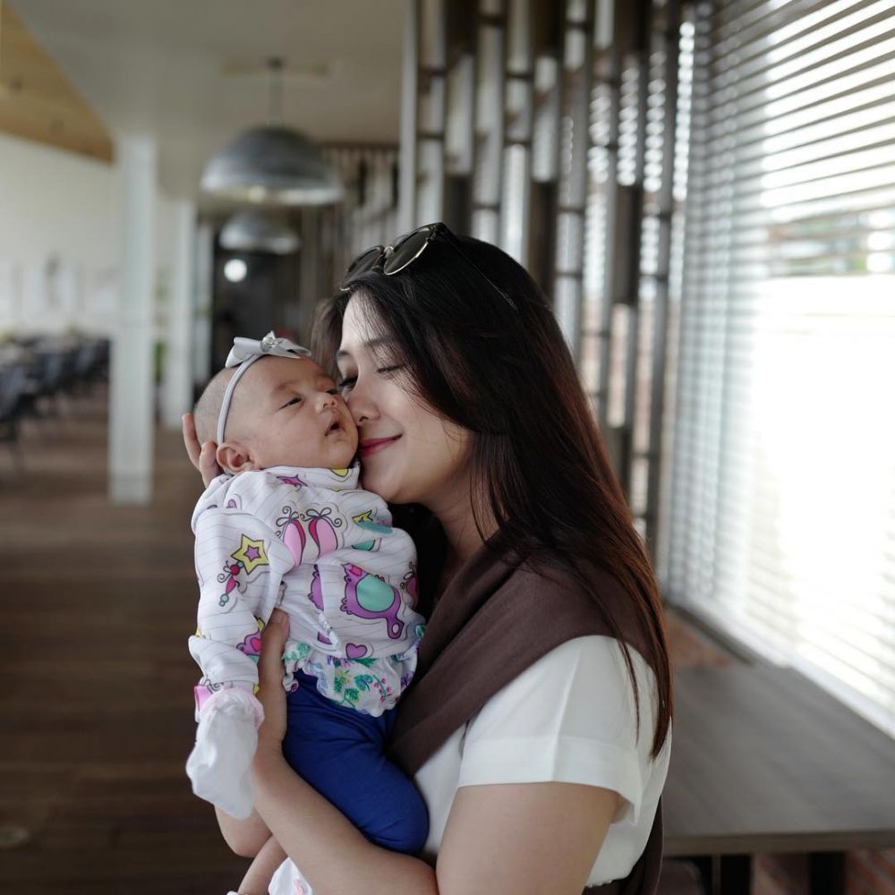 Jadi ibu muda, ini 8 gaya Ryana Dea saat momong baby Qiandra