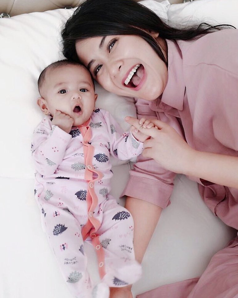 Jadi ibu muda, ini 8 gaya Ryana Dea saat momong baby Qiandra