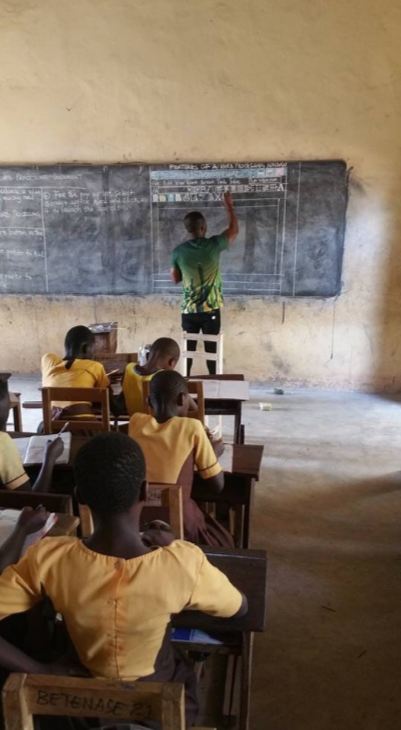 Salut, guru ini ajarkan keterampilan komputer bermodalkan papan tulis