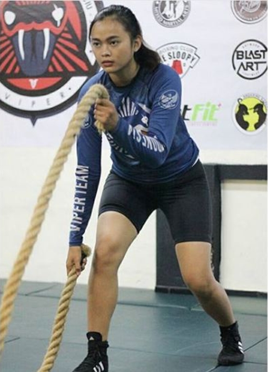 Cewek cantik ini punya profesi yang bikin cowok nggak berani godain