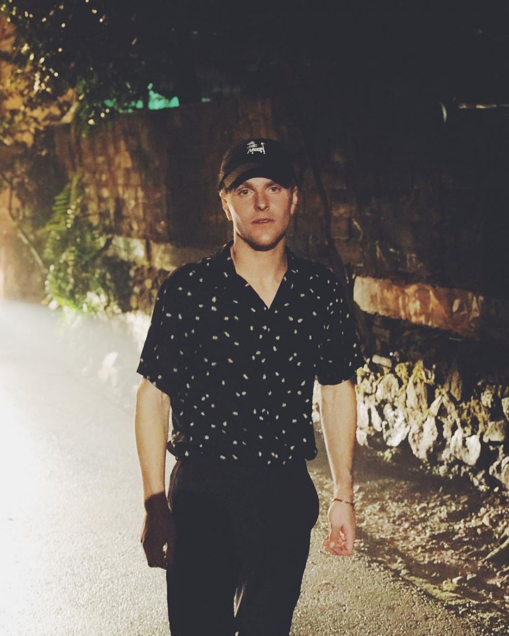 10 Potret Johnny Stimson, penyanyi yang viral berkat pernikahan Raisa