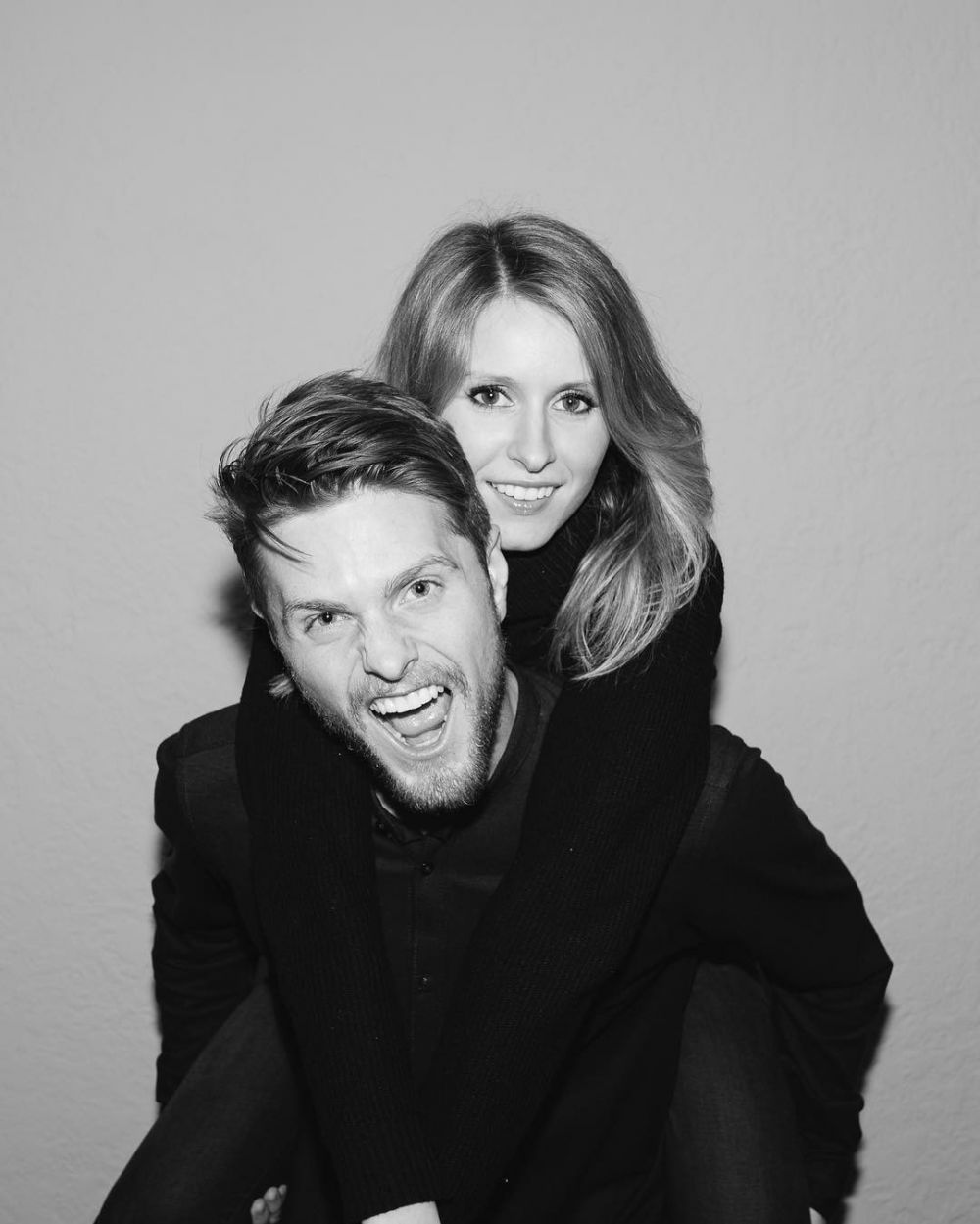 10 Potret Johnny Stimson, penyanyi yang viral berkat pernikahan Raisa