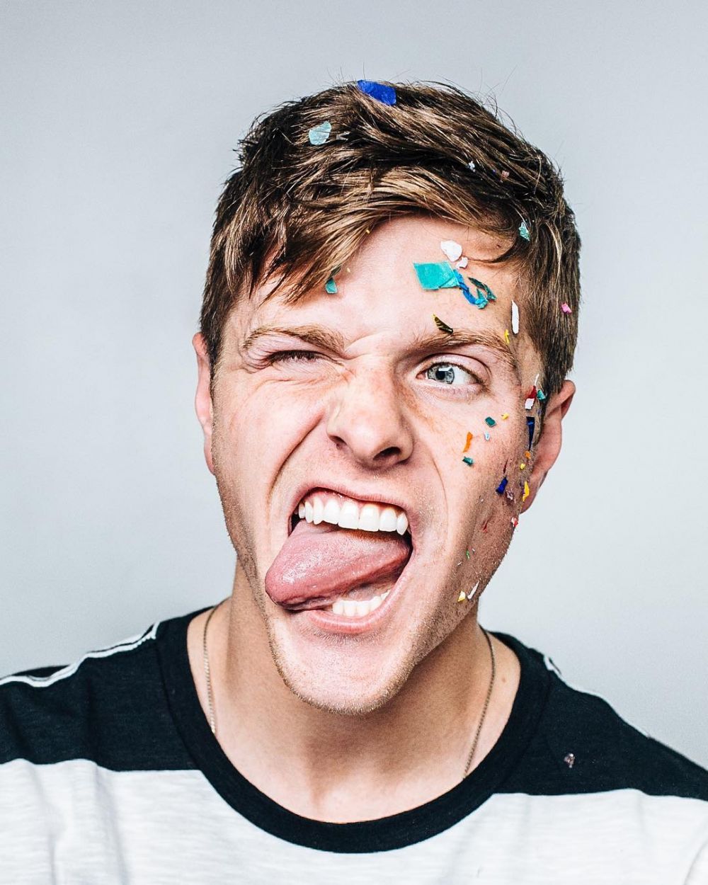 10 Potret Johnny Stimson, penyanyi yang viral berkat pernikahan Raisa