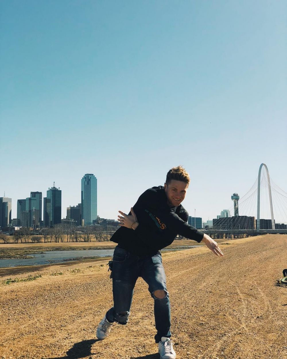 10 Potret Johnny Stimson, penyanyi yang viral berkat pernikahan Raisa