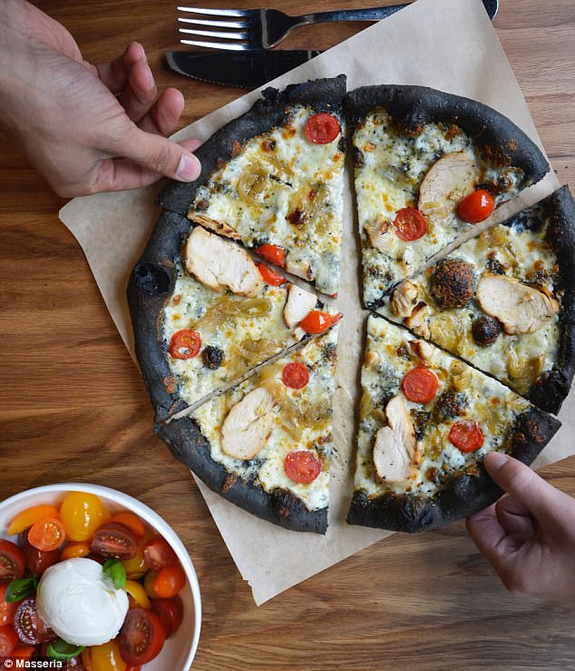 5 Kuliner serba hitam dari charcoal, kamu sudah coba yang mana?