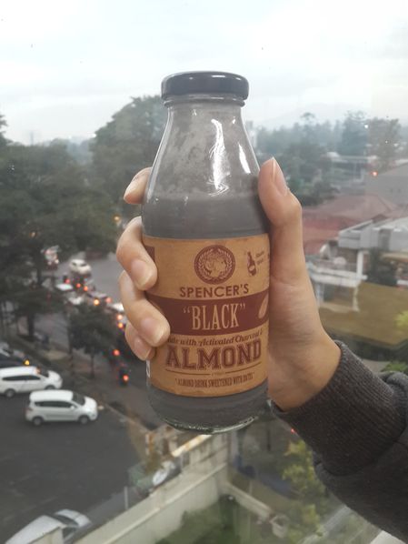 5 Kuliner serba hitam dari charcoal, kamu sudah coba yang mana?