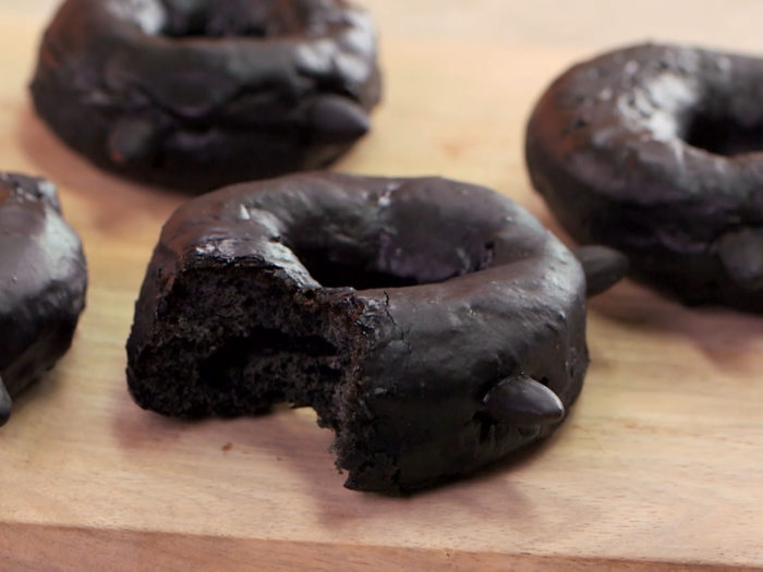 5 Kuliner serba hitam dari charcoal, kamu sudah coba yang mana?