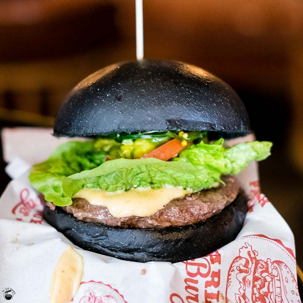 5 Kuliner serba hitam dari charcoal, kamu sudah coba yang mana?