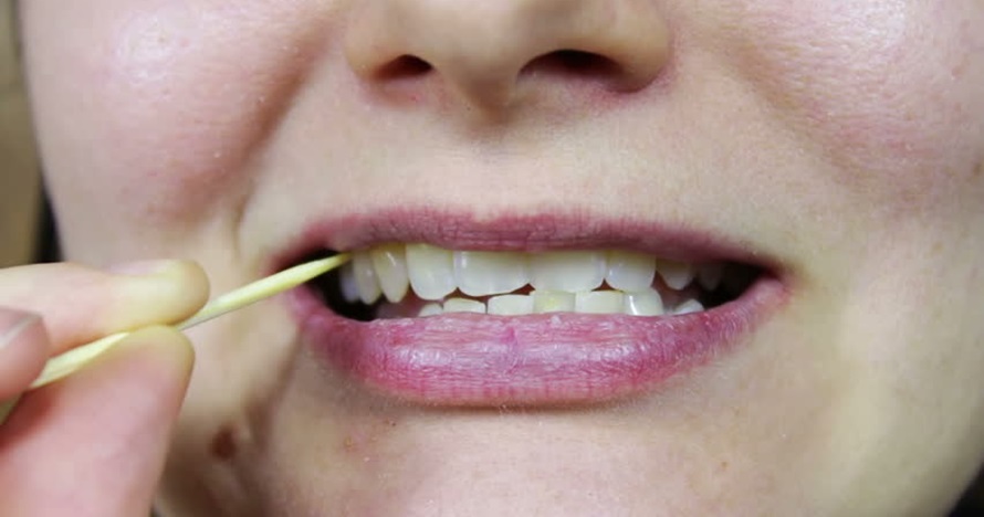 5 Bahaya tersembunyi jika keseringan pakai tusuk gigi sehabis makan