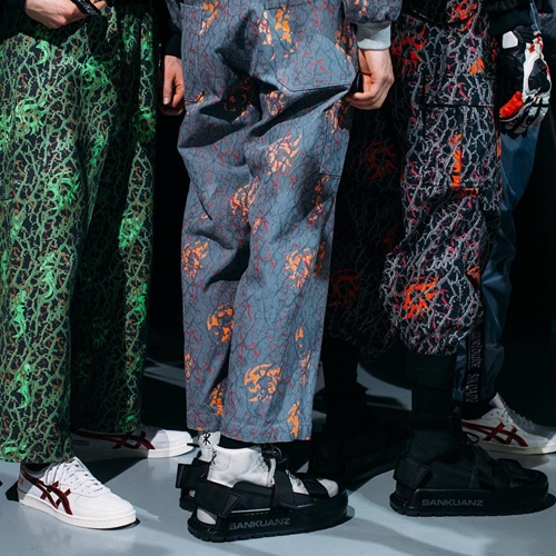 Unik, brand fashion asal China ini bikin sandal untuk sneakers