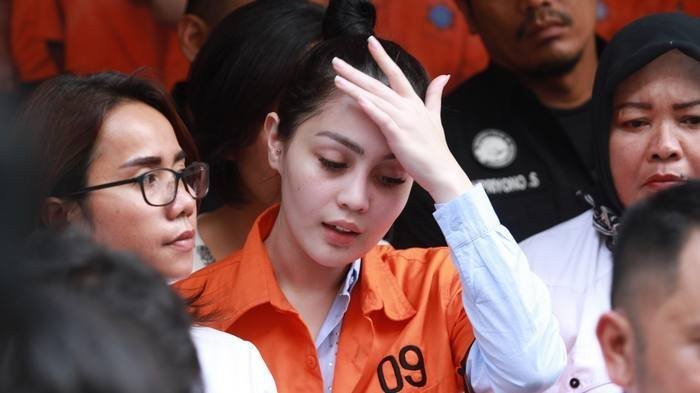 5 Seleb ini makin religius saat mendekam di penjara, ada yang berhijab