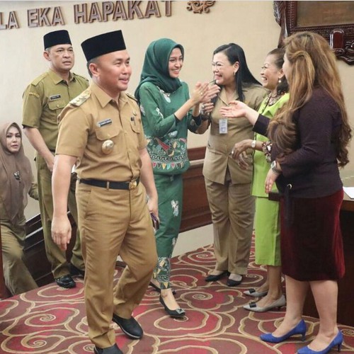 Elegan & simpel, ini 10 gaya fashion hijab ala istri gubernur Kalteng