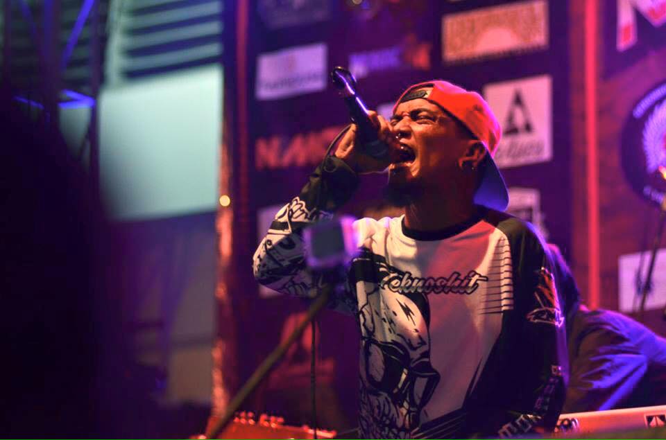 6 Gaya kakak kandung Roro Fitria saat manggung, garang abis!