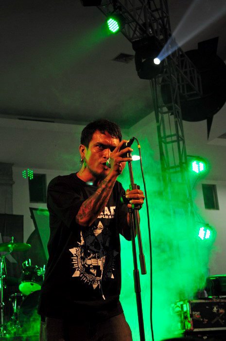 6 Gaya kakak kandung Roro Fitria saat manggung, garang abis!