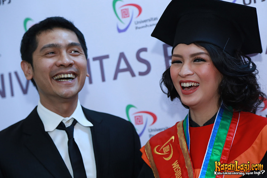 7 Artis ini tetap kuliah walau jadi ibu, bukti wanita itu tangguh