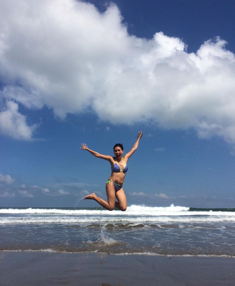 Usia hampir kepala lima, 10 foto ini bukti Becky Tumewu makin enerjik