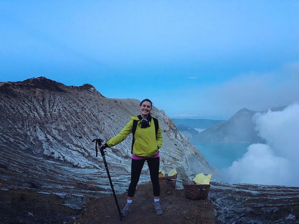 Usia hampir kepala lima, 10 foto ini bukti Becky Tumewu makin enerjik