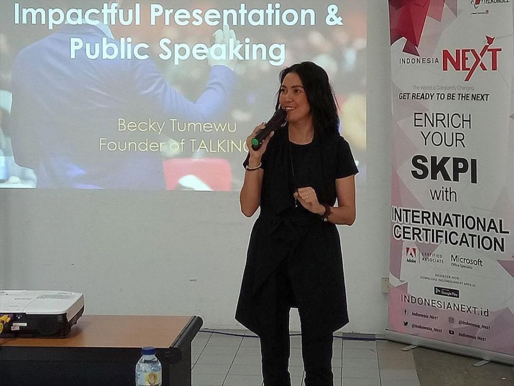 Usia hampir kepala lima, 10 foto ini bukti Becky Tumewu makin enerjik